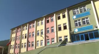 Öğretmeni Oldukları Okulu Kendileri Temizliyorlar