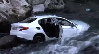 Otomobil Munzur Çayı'na Uçtu: 5 Kişi Afad Tarafından Kurtarıldı
