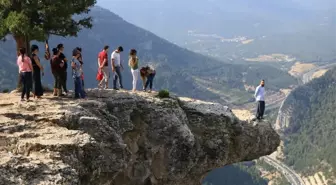 Bin 650 Metre Uçurumun Kenarında Fotoğraf Kuyruğuna Girdiler!