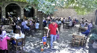 Tarihi Mekanlar Ziyaretçi Akınına Uğradı