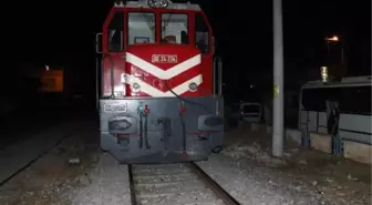 Nişana Giderken Tren Çarptı