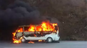 Hareket Halindeki Minibüs Böyle Yandı