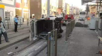 Kontrolden Çıkan Araç Tramvay Durağına Daldı