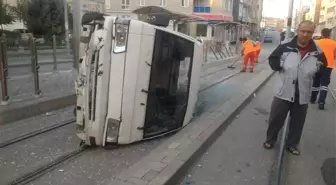 Minibüs Tramvay Durağına Daldı