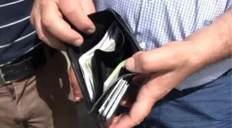 Parkta Bulduğu Para Dolu Cüzdanı Sahibine Teslim Etti