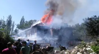 İki Katlı Ahşap Ev Yangında Kül Oldu