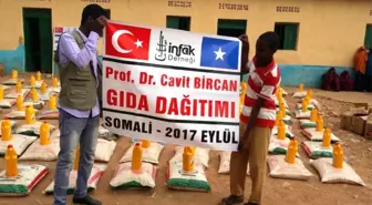 Rektör Bircan, Açtırdığı Su Kuyularının Ardından Afrika'da 100 Aileye Gıda Yardımı Yaptı