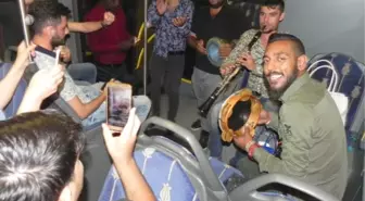 Sokakta, Metrobüste 'Şamata' Şov