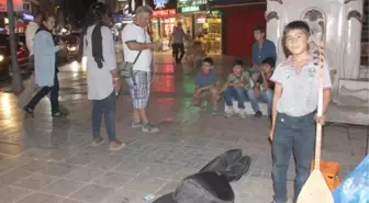Boyu Kadar Bağlamayla Sokak Sanatçılığı Yapıyor