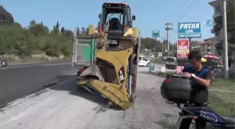 Bartın'da Kamyon Kasasındaki İş Makinesi Üst Geçide Çarptı