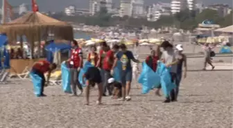 Konyaaltı Sahilinde 1 Saatte Yaklaşık 400 Kilogram Çöp Toplandı