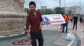 Taksim Meydanı'ndaki Evlilik Teklifi Renkli Görüntüler Oluşturdu