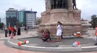 Taksim Meydanı'ndaki Evlilik Teklifi Renkli Görüntüler Oluşturdu