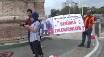 Taksim Meydanında Evlilik Teklifi