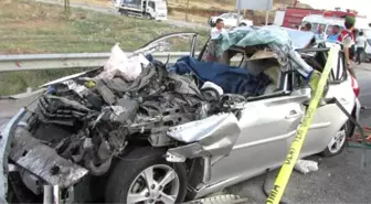 TIR ile Çarpışan Otomobildeki Anne ile Oğlu Öldü, Baba ile Kızı Yaralandı