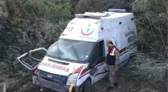 Ambulans Şarampole Devrildi: 3 Yaralı