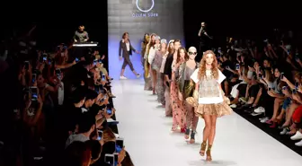 Özlem Süer Mercedes-Benz Fashion Week İstanbul'a İmzasını Attı!