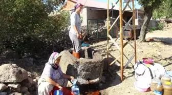 80 Yıllık El Yapımı Taş Havuzda Ayakları ile Ezip Üzüm Şırası Üretiyorlar