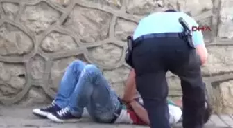Çılgın Aşik Sevdiği Kız Arkadaşının Gözü Önünde Harakiri Yaptı
