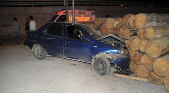 Otomobil Tomruk İstifine Çarptı: 1 Yaralı