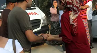 Şehidin Yeğeni Polisin Elini Tutup Ağladı