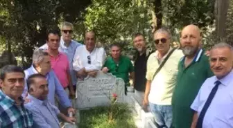 Hababam Sınıfı' Ertem Eğilmez'i Mezarı Başında Andı