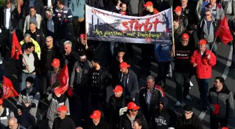 Alman Çelik İşçileri Birleşme Kararını Protesto İçin Yürüdü