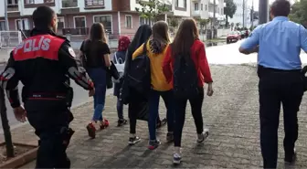 Polis, Okuldan Kaçan Öğrencileri Okullarına Teslim Etti