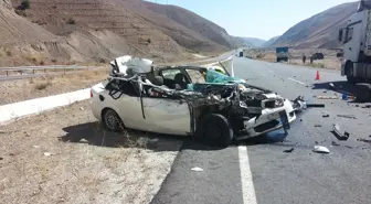 Erzincan'da Otomobille Kamyon Çarpıştı: 1 Ölü, 1 Yaralı