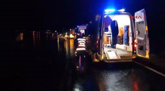 Sakarya Tır, Düğünden Dönen 2 Otomobile Çarptı: 8 Yaralı