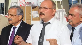 Uşak'ta Öğrencilere Kırtasiye ve Giysi Yardımı Yapıldı