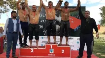 Körfezli Güreşçiler Madalyayla Döndü