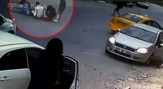 Motosikletli Çift Yaşlı Kadına Çarptı, O Anlar Kameraya Böyle Yansıdı