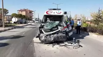 Ambulansla Kamyon Çarpıştı: 1 Yaralı