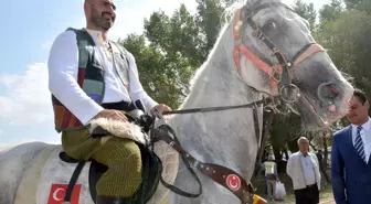 Atlara Fısıldayan Adam'In Ödülü Sevgi
