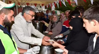 Başkan Bozkurt Aşure Dağıttı