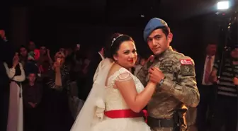 Kendi Düğününe Askeri Üniforma ile Geldi