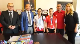 Burhaniye'de Haltercilere Kaymakamdan Altın Ödülü