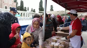 Fatih Camii'nde Cuma Namazı Sonrası Aşure İkramı