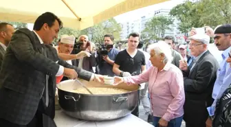 Başkan Dündar, Vatandaşa Aşure Dağıttı