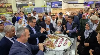 Carrefoursa Müşterilerine Aşure Dağıttı