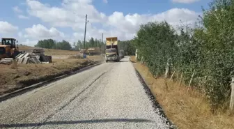 Yıldızeli'nde Köy Yollarında Asfaltlama Çalışmaları