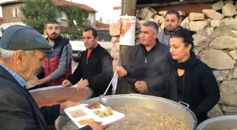 Kadın Kolları Başkanı Kahya, Karatepelilerin Aşure Dağıtımına Katıldı