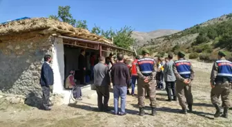 Oğlunun Şehadet Haberini Veren Albaya Sarılarak Gözyaşı Döktü