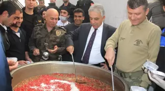 Hakkari'de Emniyet ve Jandarma 2 Bin Kişiye Aşure Dağıttı