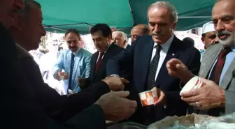 Vali Küçük ile Başkan Altepe Vatandaşlara Aşure Dağıttı