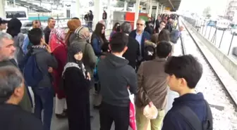 Aksayan Metro Seferine Alkışlı Protesto