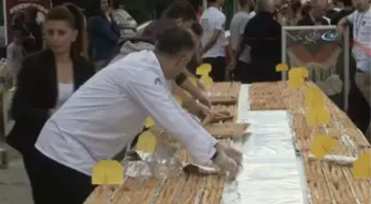 8 Dakikada 10 Metre Börek Yedi