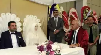 Van Valisi Zorluoğlu, İlk Defa Nikah Kıydı