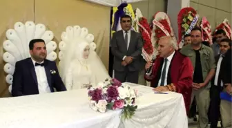 Van Valisi Zorluoğlu, İlk Defa Nikah Kıydı